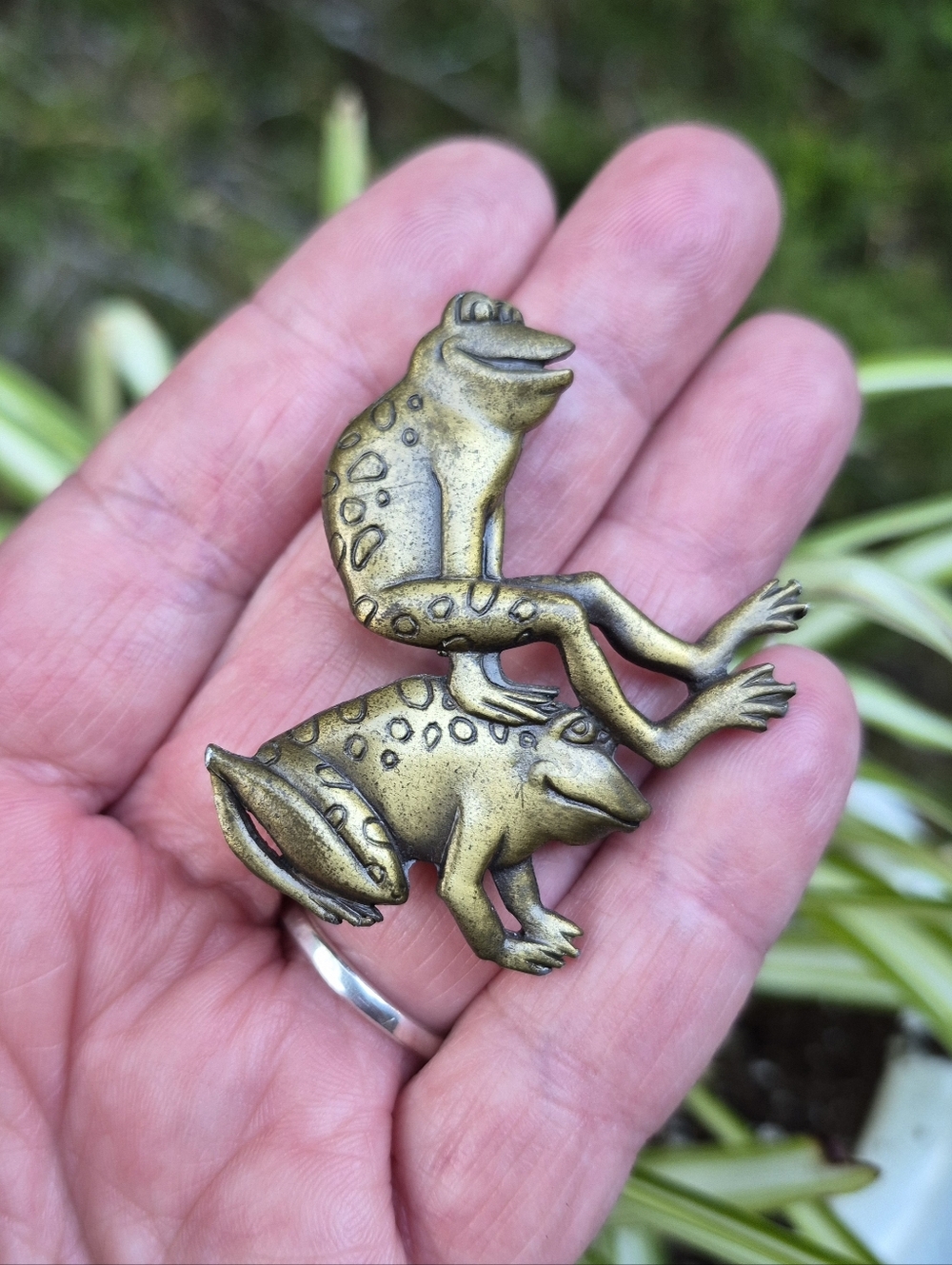 Jonette Jewelry JJ Vintage Leap Frog Brass Gold Tone Brooch Pin 2"